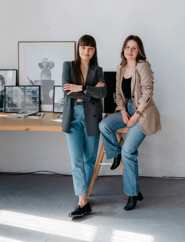 Klaudia Dittwald i Aleksandra Markiewicz – projektantki wnętrz Home by Koja ze Szczecina, podczas sesji w pracowni projektowej.